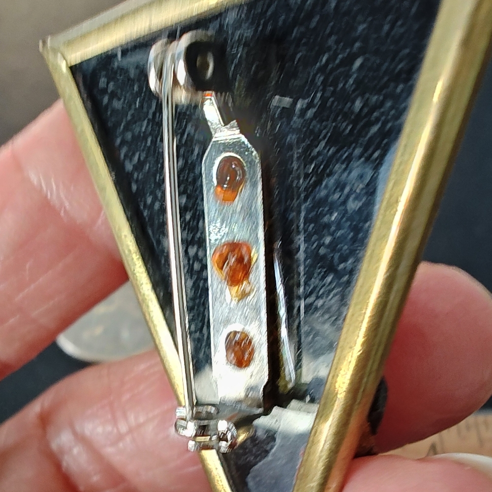 4 Gold-Tone Brooches/Pins - Picture 15 of 16